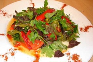 Taze Baharatlı Kırmızı Biber Salata, Taze Baharatlı Kırmızı Biber Salata Tarifi, Resimli Oktay Usta Taze Baharatlı Kırmızı Biber Salata Tarifi Yapılışı