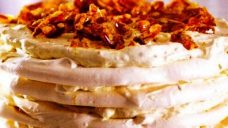 Çamfıstıklı Pralin Beze Pastası