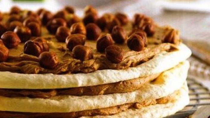 Çikolata Kremalı Beze Pastası