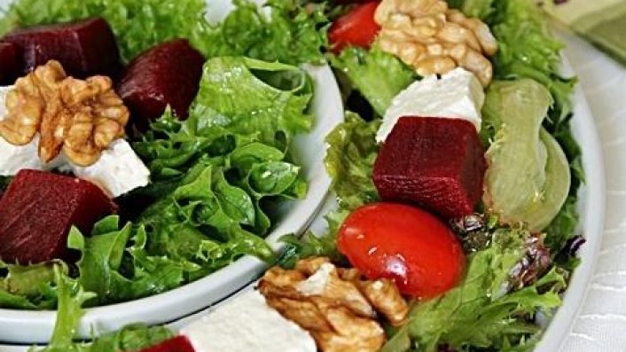 PEYNİRLİ, PANCARLI AKDENİZ YEŞİLLİKLERİ SALATASI